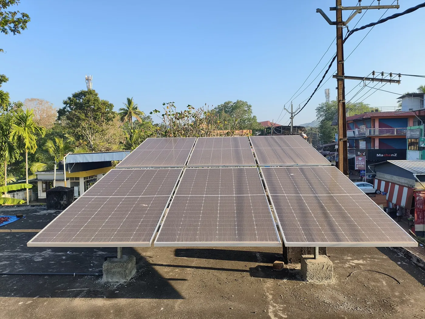 Placas solares instaladas sobre um telhado